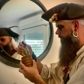 Passez un beau dimanche les moussaillons ! 🏴‍☠️ ⁣⁣⁣⁣⁣⠀ Que vous soyez au repos ou à l'aventure, le parfum fruité et épicé de l'huile pour barbe "à la Pirate" vous accompagnera pour toute la journée 💥 (comme une bonne bouteille de rhum ! 🥃) ⁣⁣⁣⁣⁣⠀ ⁣⁣⁣⁣⁣⠀ 📸 @just_in_road57 #cavabarber #pirate #huilepourbarbe #huilepourbarbe #cosmetiquehomme #piratelife #beard #beardoil #slowcosmetique #piratesofthecaribbean ⁣⁣⁣⁣⁣⠀