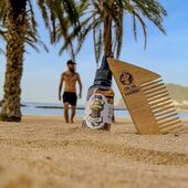 Envie de vacances à la plage ? 🏖️ ⠀ Bah nous aussi ! Faute de sable et de cocotiers, la gamme pour barbe "à la cool" (monoï et fleur d'oranger) devrait vous faire voyager ! 😍 (Au moins par le nez) ⠀ Sinon, il suffit de regarder le chouette compte de l'ami @justinfiltre ! 🧳 ⠀ #cavabarber #cool #monoi #plage #barbe #barbu #beard #bearded #sable #voyage #vacances #slowcosmetique #cosmetiquenaturel #huilepourbarbe #huileabarbe